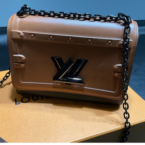 LV Twist MM Chain bag Cowhide Leather - Picture 7 of 8